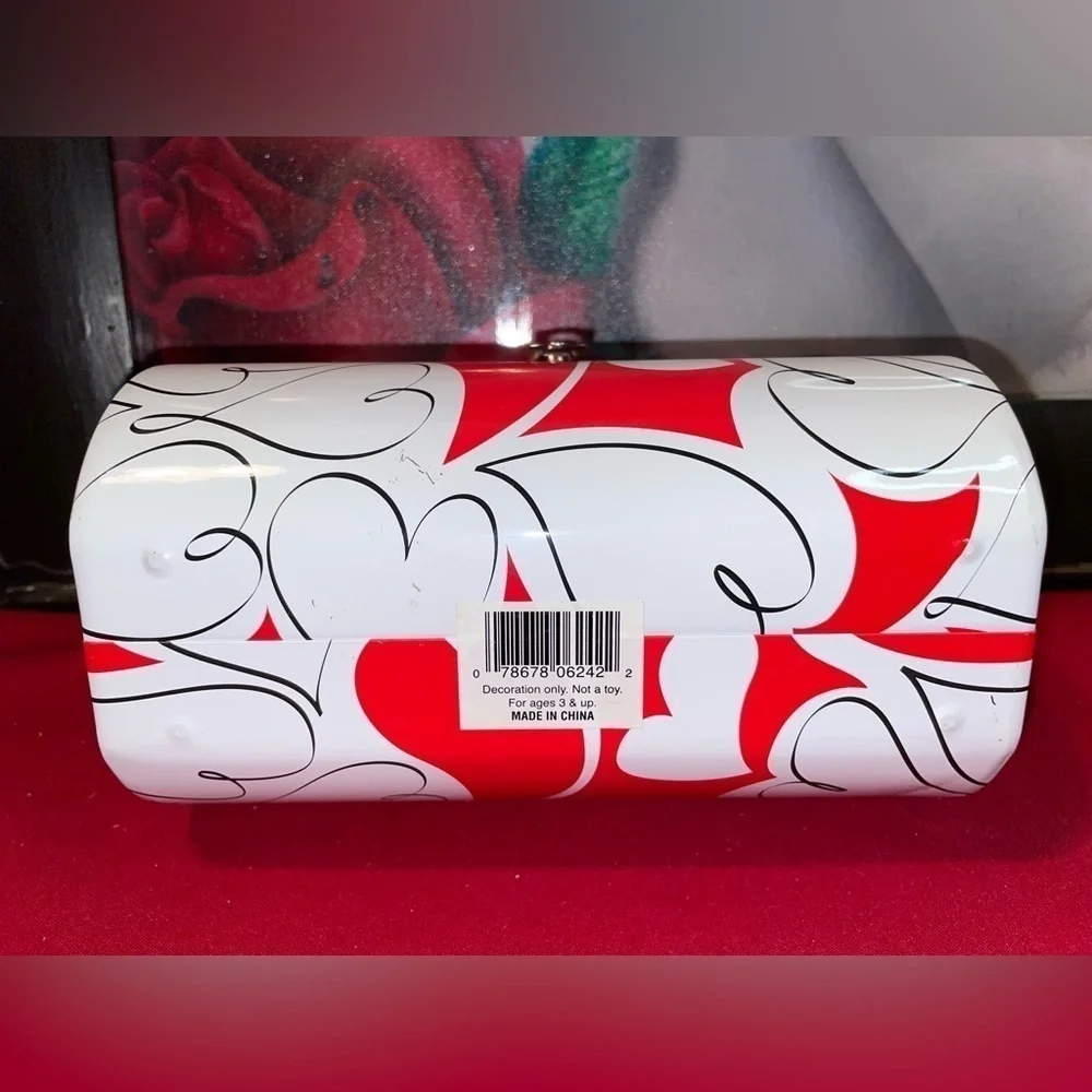 ⭐️NWT ALL MY LOVE AND HEARTS TIN BOX RARE AND VERY CUTE WITH CHROME BUCKLE⭐️